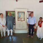El alcalde Jesús Julio Carnero visita el ashram de Ahmedabad y refuerza el compromiso de la ciudad con los valores universales de paz y concordia