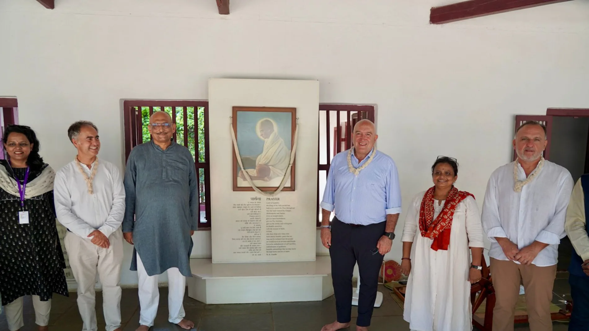 El alcalde Jesús Julio Carnero visita el ashram de Ahmedabad y refuerza el compromiso de la ciudad con los valores universales de paz y concordia