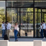 Trabajadores terminan su jornada laboral. David Jar