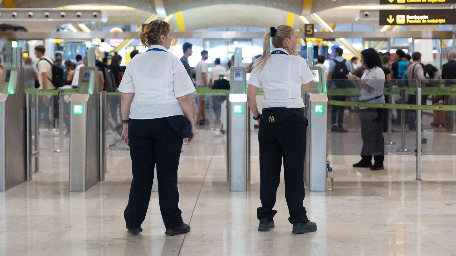 Viajeros en el Aeropuerto Adolfo Suárez Madrid-Barajas, a 15 de septiembre de 2025, en Madrid (España). Los controles de seguridad del Aeropuerto Adolfo Suárez Madrid-Barajas registran este lunes retenciones durante la segunda jornada de huelga de personal de seguridad de la empresa Trablisa, después de las aglomeraciones y retrasos que se produjeron ayer domingo. La afección en el paso por los filtros varía dependiendo de cada terminal y las horas de programación de vuelos. 15 SEPTIEMBRE 20...
