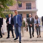 El presidente del Gobierno, Pedro Sánchez, este domingo durante una visita a una promoción de viviendas protegidas en Málaga junto María Jesús Montero, Isabel Rodríguez, Pedro Fernández y Rocío Díaz