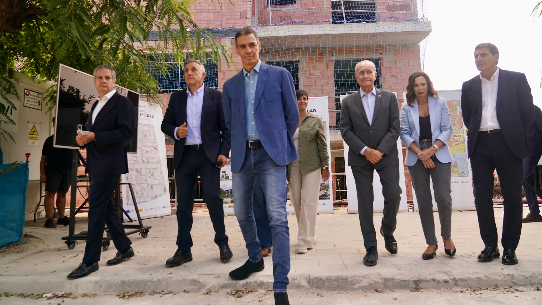 El presidente del Gobierno, Pedro Sánchez, este domingo durante una visita a una promoción de viviendas protegidas en Málaga junto María Jesús Montero, Isabel Rodríguez, Pedro Fernández y Rocío Díaz