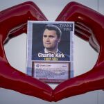 EEUU.- El vicepresidente JD Vance toma el micrófono de Kirk y señala a la "extrema izquierda" por su asesinato