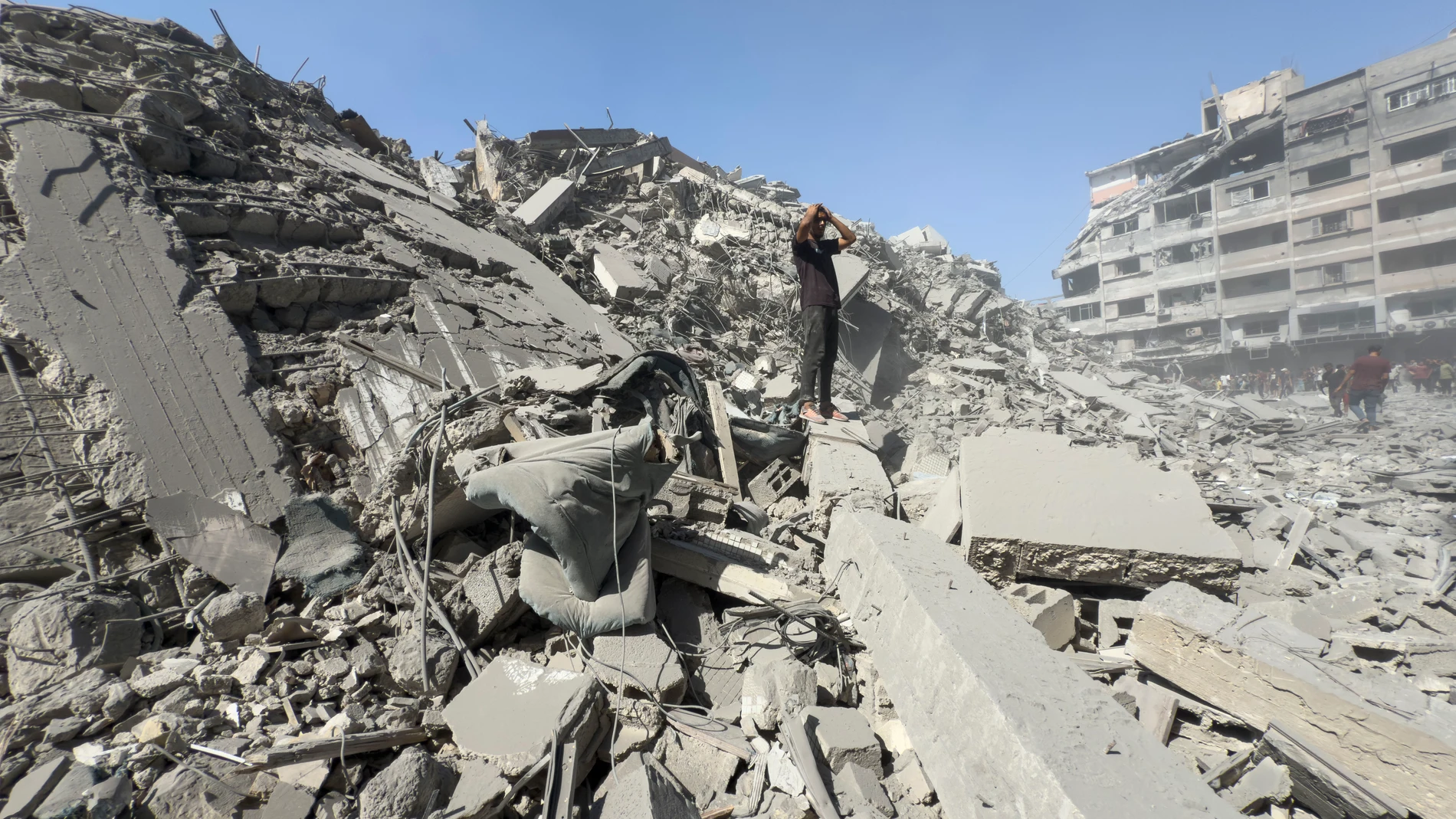 JERUSALÉN, 15/09/2025.- El Ejército israelí destruyó este lunes la Torre Ghafri en la zona portuaria de la ciudad de Gaza: el edificio más alto del enclave con un total de 18 plantas y 60 apartamentos.Según un comunicado castrense, Hamás había instalado presuntamente en el rascacielos derribado "sistemas de inteligencia y puestos de observación para monitorear la ubicación de las tropas".EFE/ Ahmed Awad