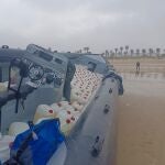 Una narcolancha cargada con bidones de combustible en pleno litoral de la provincia gaditana