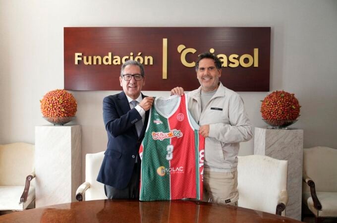 El presidente de la Fundación Cajasol, Antonio Pulido, y el presidente del club de baloncesto Caja87, Gonzalo Crespo