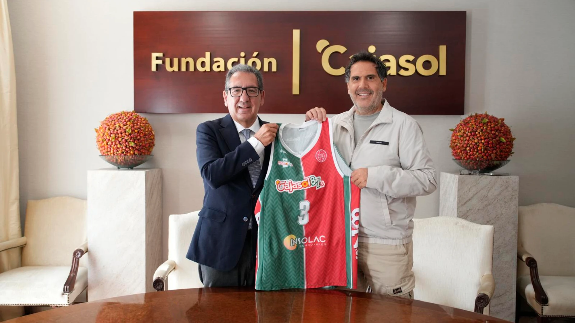 El presidente de la Fundación Cajasol, Antonio Pulido, y el presidente del club de baloncesto Caja87, Gonzalo Crespo tras la firma del acuerdo de colaboración.REMITIDA / HANDOUT por FUNDACIÓN CAJASOLFotografía remitida a medios de comunicación exclusivamente para ilustrar la noticia a la que hace referencia la imagen, y citando la procedencia de la imagen en la firma15/09/2025