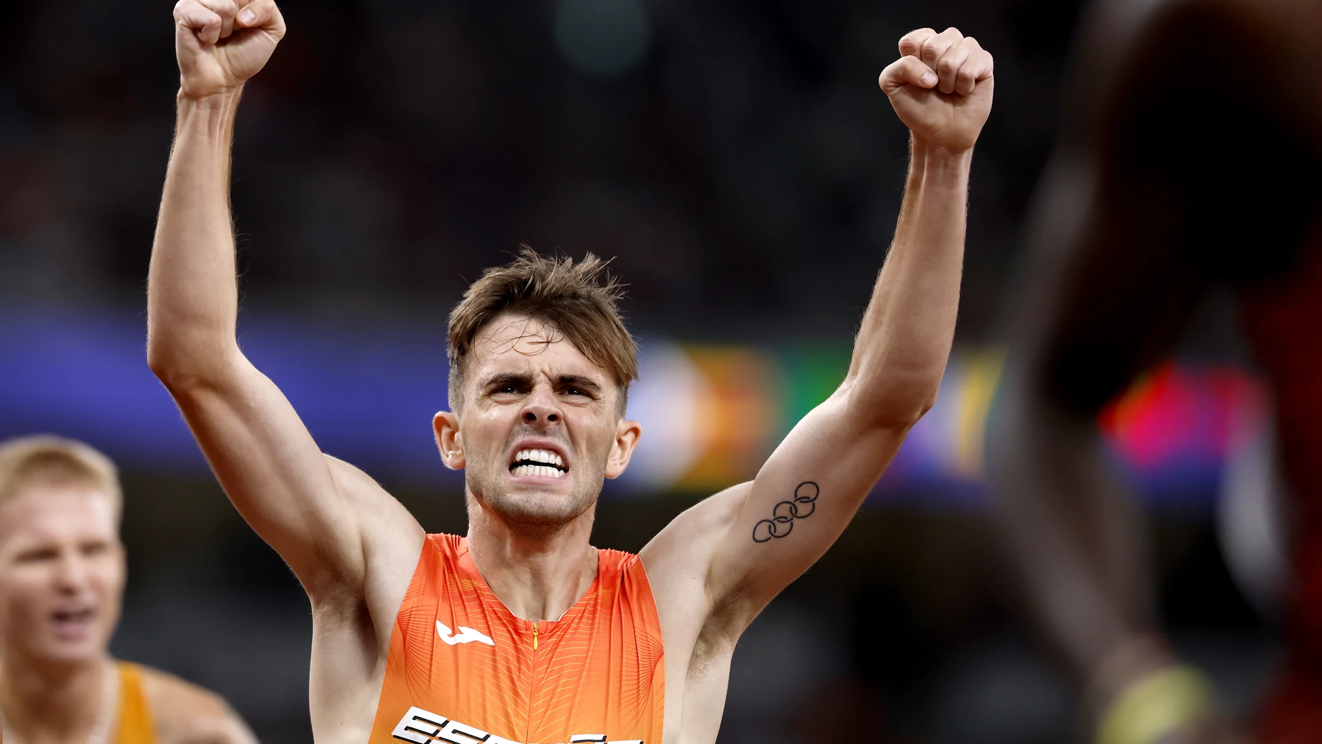 TOKYO (Japan), 15/09/2025.- Adrian Ben of Spain celebrates after crossing the finish line in the Men's 1500m semi finals at the World Athletics Championships 2025 in Tokyo, Japan, 15 September 2025. (Mundial de Atletismo, 1500 metros, 1500 metros, Japón, España, Tokio) EFE/EPA/FRANCK ROBICHON