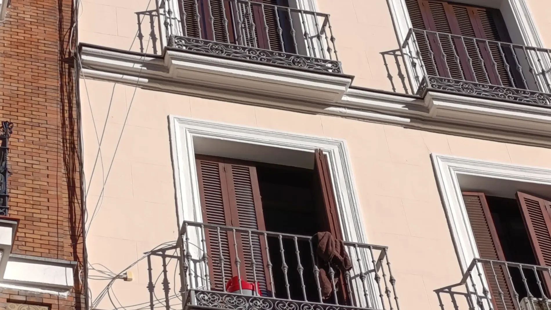 Balcón desde el que amenazó con detonar la bombona, la cual puede verse a la izquierda