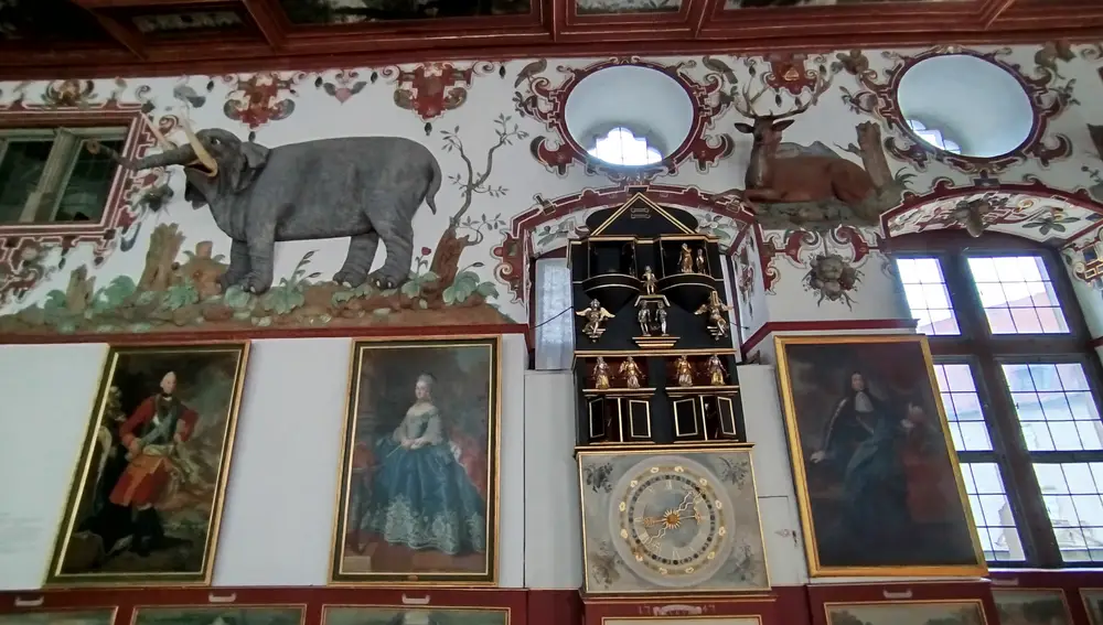 Desde esta perspectiva se aprecian perfectamente la figura del elefante y la originalidad del reloj