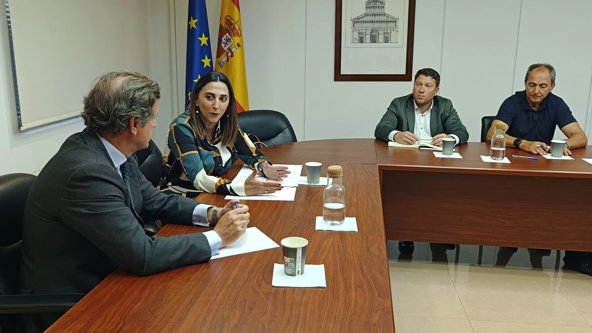 Imagen de la consejera Sara Rubira durante la reunión con el secretario general de la Confederación Española de Pesca (CEPESCA), Javier Garat REMITIDA / HANDOUT por COMUNIDAD Fotografía remitida a medios de comunicación exclusivamente para ilustrar la noticia a la que hace referencia la imagen, y citando la procedencia de la imagen en la firma 15/09/2025