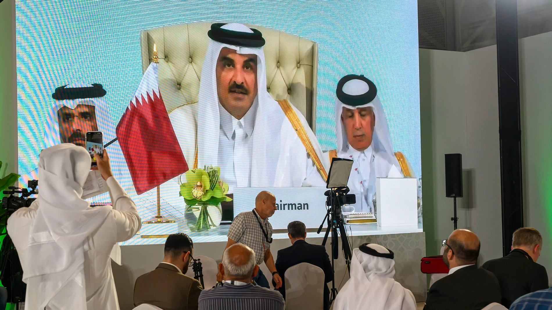 DOHA (Qatar), 15/09/2025.- Journalists watch a speech by Qatar's Emir Sheikh Tamim bin Hamad Al-Thani on a screen at the media centre during the opening of the emergency Arab-Islamic summit to discuss the Israeli attack on Qatar in Doha, Qatar, 15 September 2025. (Catar) EFE/EPA/NOUSHAD THEKKAYIL