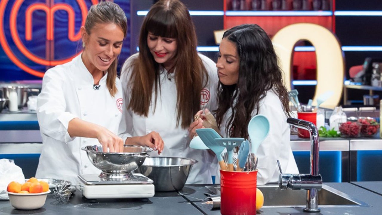 Lorena Castell y Raquel Meroño vuelven a 'Masterchef Celebrity 10' en plena batalla de la harina