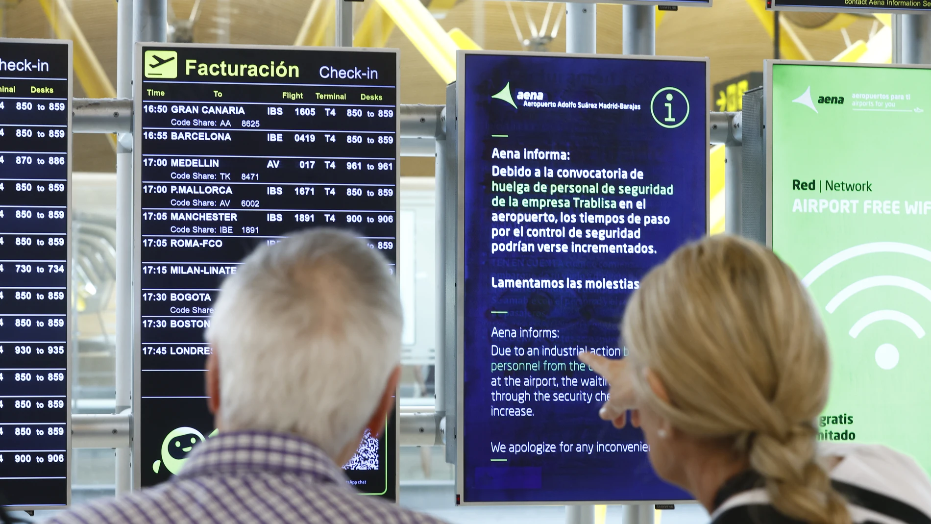 Aeropuerto de Madrid Barajas en la que hay algo de aglomeraciones por la huelga de vigilantes.