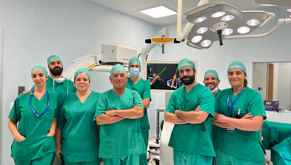 Equipo de Traumatología junto al nuevo navegador de cirugía de columna