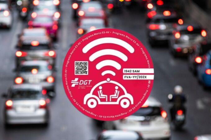 La nueva etiqueta roja de la DGT ya está aquí: qué significa y por qué va a cambiar la movilidad en España