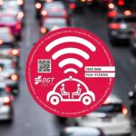 La nueva etiqueta roja de la DGT ya está aquí: qué significa y por qué va a cambiar la movilidad en España