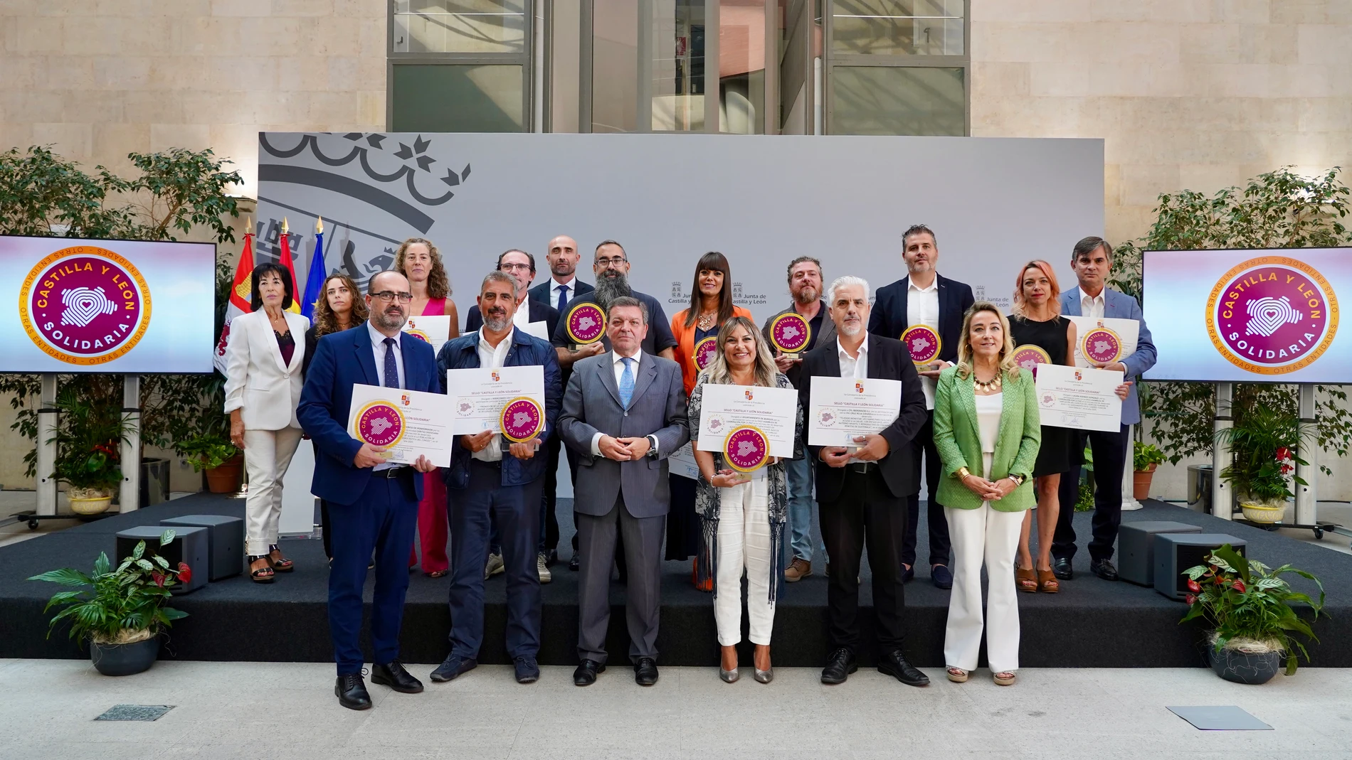 El consejero de la Presidencia junto con representantes de ayuntamientos, entidades locales y ONGs de la comunidad