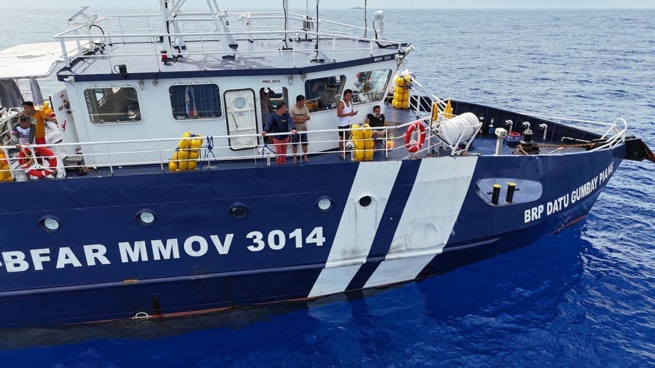La Guardia Costera china embiste un buque filipino y dispara la tensión en el Mar de China Meridional