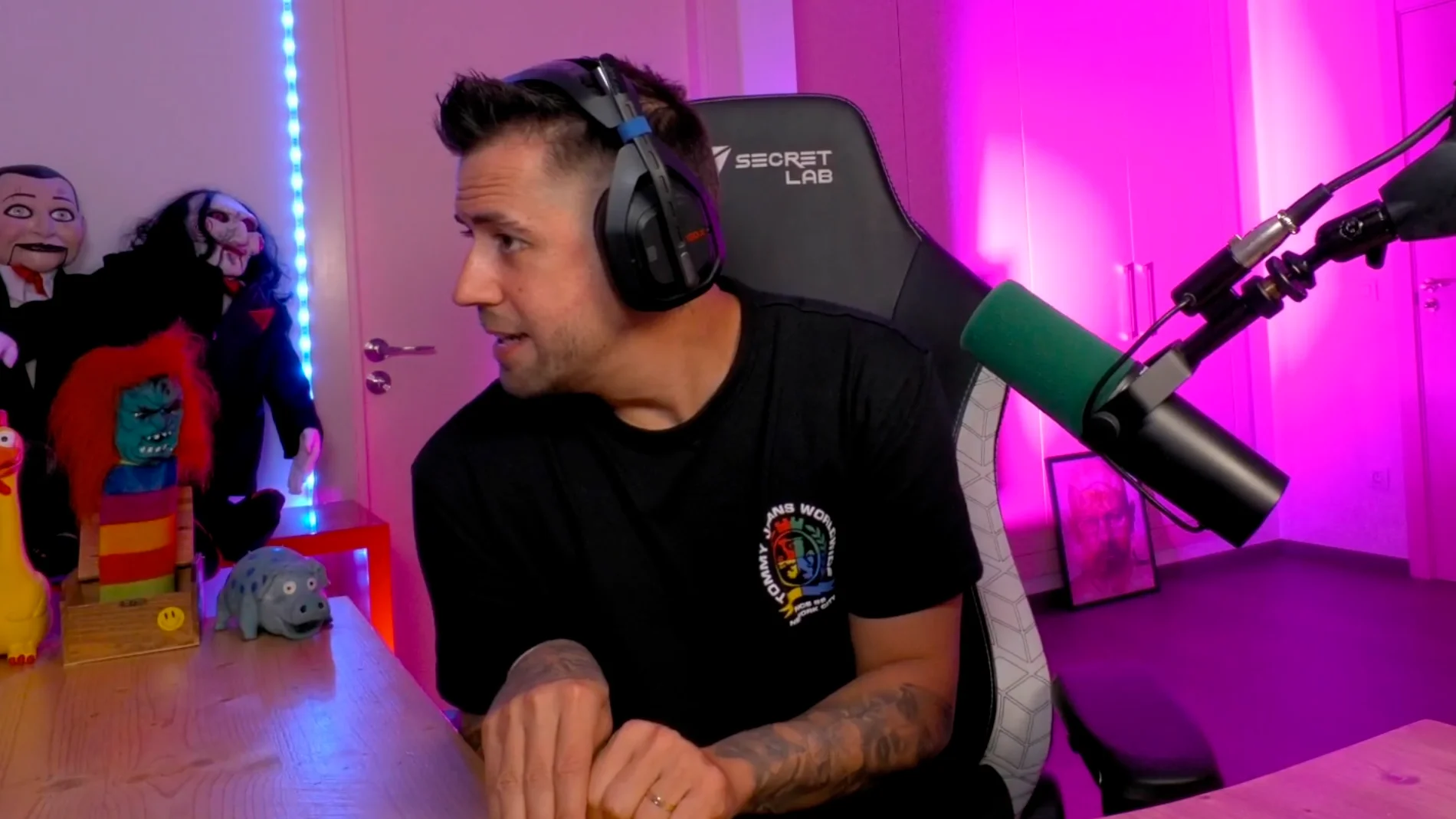 Auronplay muestra el último cuadro que ha pintado su padre para él: "Es un artista"