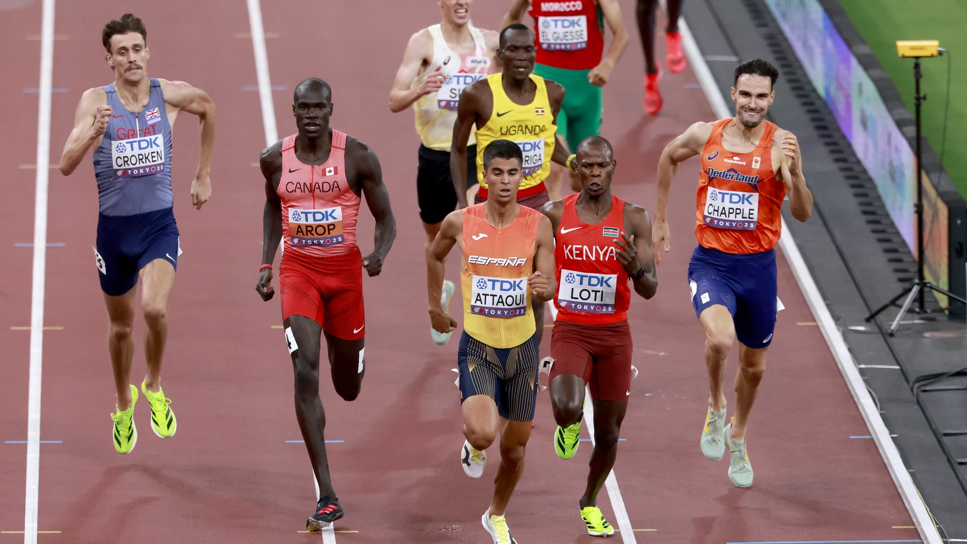 TOKYO (Japan), 16/09/2025.- (from R) Samuel Chapple of the Netherlands, Kelvin Kimtai Loti of Kenya Mohamed Attaoui of Spain, Marco Arop of Canada and Tiarnan Crorken of Great Britain compete in the Men's 800m heats at the World Athletics Championships 2025 in Tokyo, Japan, 16 September 2025. (Mundial de Atletismo, 800 metros, Gran Bretaña, Japón, Kenia, Países Bajos; Holanda, España, Reino Unido, Tokio) EFE/EPA/MAST IRHAM