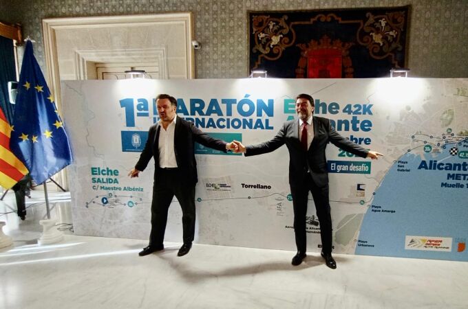 Los alcaldes de Elche, Pablo Ruz, y Alicante, Luis Barcala, en la presentación del maratón Alicante-Elche