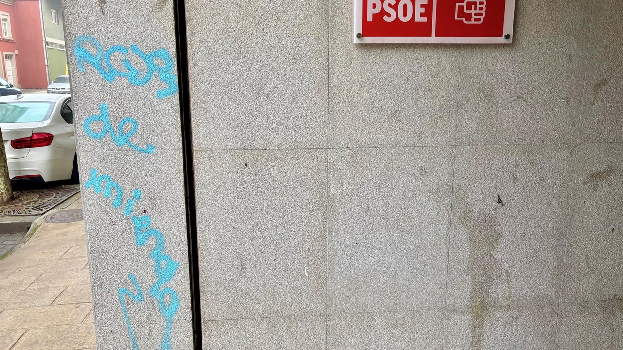 “Rojos de mierda”: vandalismo en la sede del PSOE de Lugo