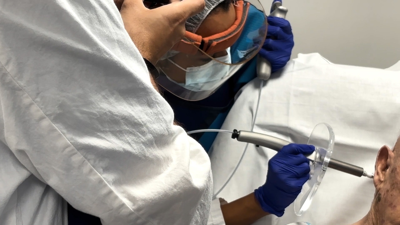 El Hospital del Mar, pionero en la aplicación de un tratamiento para el cáncer de piel no melanoma