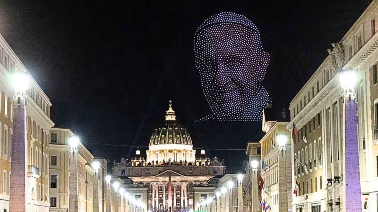 Mientras el Papa critica a Elon Musk por su riqueza, su hermano llena de drones el Vaticano