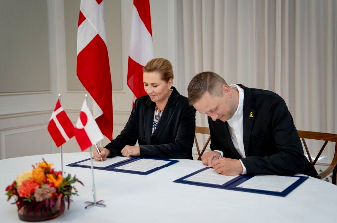 La primera ministra danesa, Mette Frederiksen, y el jefe de Gobierno de Groenlandia, Jens-Frederik Nielsen, firman un acuerdo de inversiones