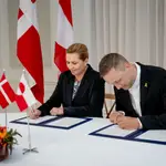 La primera ministra danesa, Mette Frederiksen, y el jefe de Gobierno de Groenlandia, Jens-Frederik Nielsen, firman un acuerdo de inversiones