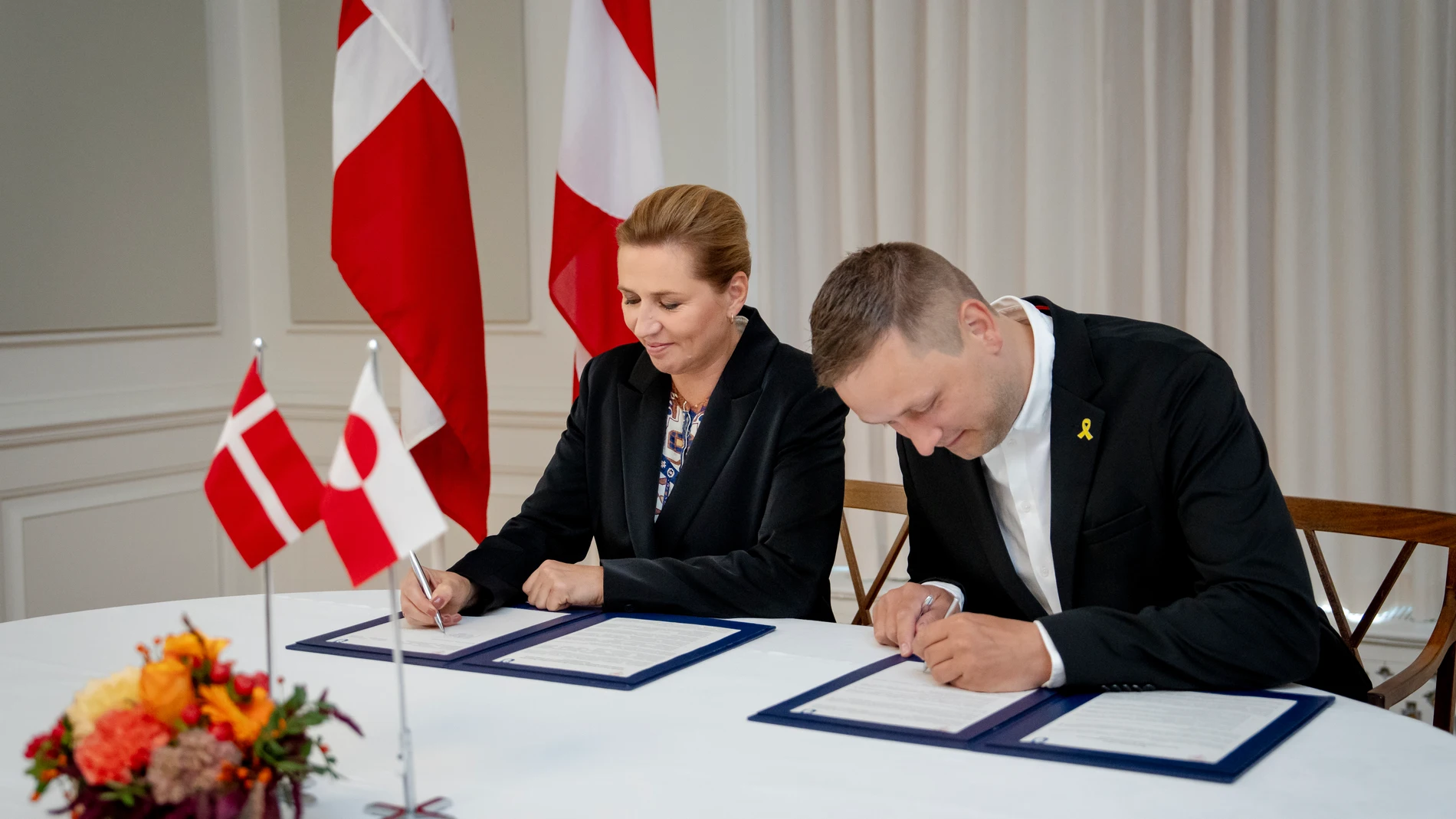 Copenhagen (Denmark), 16/09/2025.- Danish Prime Minister Mette Frederiksen (L) and Greenland's government leader, Jens-Frederik Nielsen (R), sign a framework agreement for a self-sustaining Greenland at the Prime Minister's Office in Copenhagen, Denmark, 16 September 2025. The total amount is 1.6 billion over four years. (Dinamarca, Groenlandia, Copenhague) EFE/EPA/MADS CLAUS RASMUSSEN DENMARK OUT