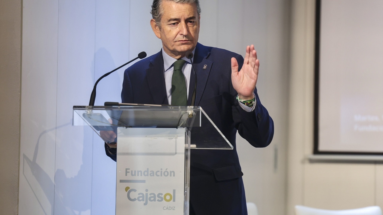Sanz presenta a Andalucía como "dique de contención de políticas populistas y agresión a la libertad de prensa"