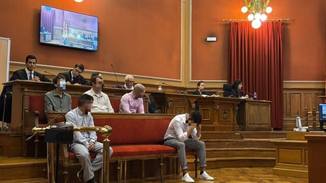 AV.- Los acusados de la 'manada de Castelldefels' (Barcelona) pactan penas inferiores a 9 años