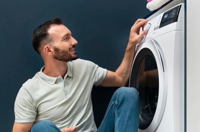 Un hombre programando una lavadora