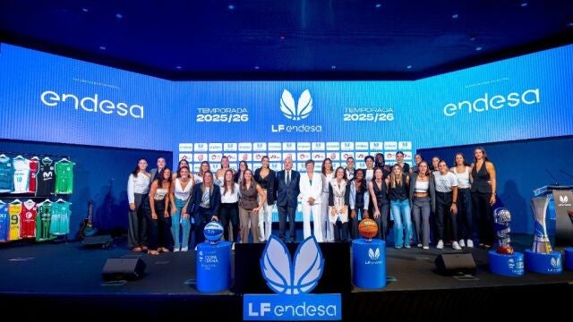 Foto de familia del acto de presentación de la Liga femenina Endesa