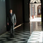Juanma Moreno por los pasillos de San Telmo