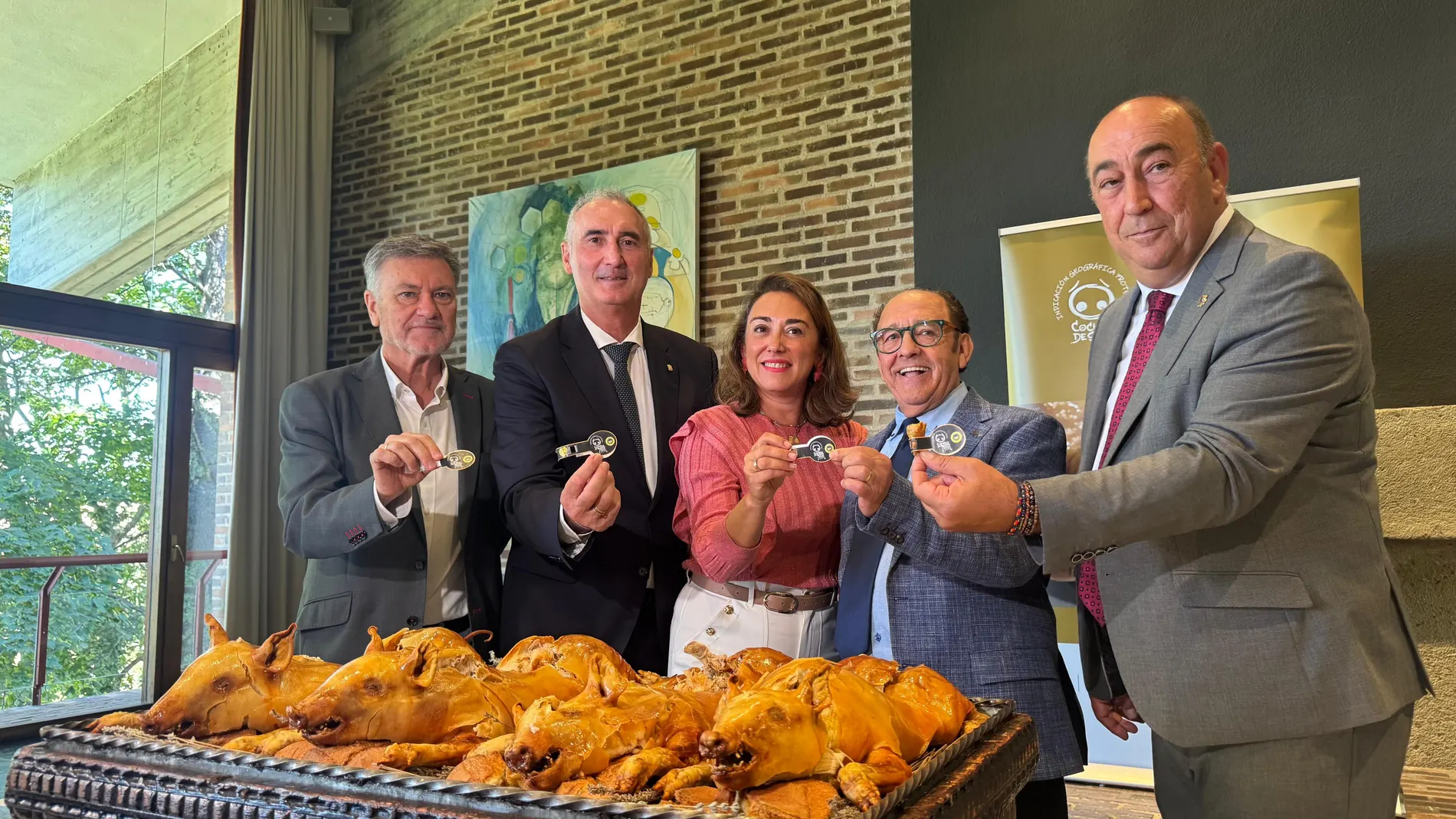 González Corral, José María Ruiz, José Mazarías, Miguel Ángel de Vicente y Francisco Vázquez presentan la nueva imagen de la marca dde calidad de la IGP Cochinillo de Segovia