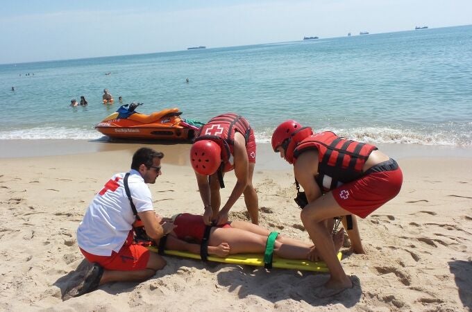 Las playas de Valencia cierran la temporada con menor número de intervenciones de sus socorristas y menos graves