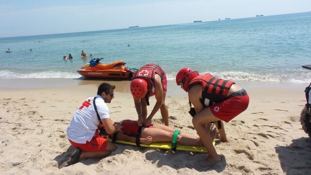 Las playas de Valencia cierran la temporada con menor número de intervenciones de sus socorristas y menos graves