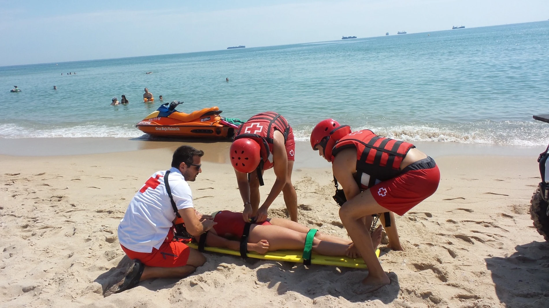 Las playas de Valencia cierran la temporada con menor número de intervenciones de sus socorristas y menos graves