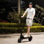 Sus dos motores de 1000 W le permiten subir cuestas sin esfuerzo