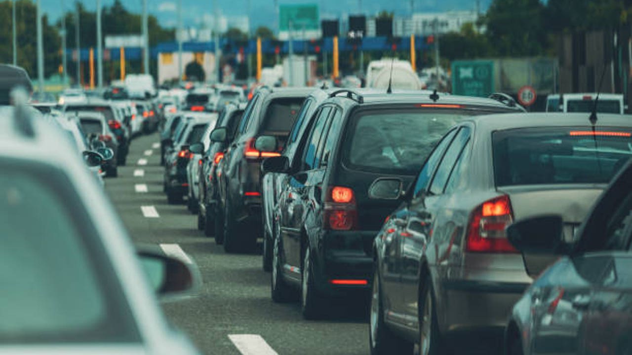 El carril en el que te debes poner en un atasco: llegarás antes a tu destino ( y no es el izquierdo)