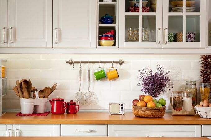 Deberíamos lavarlos cada semana, pero nadie lo hace, es uno de los lugares más sucios de la cocina