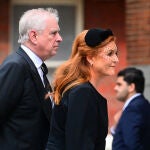 El príncipe Andrés y Sarah Ferguson en el funeral de la duquesa de Kent