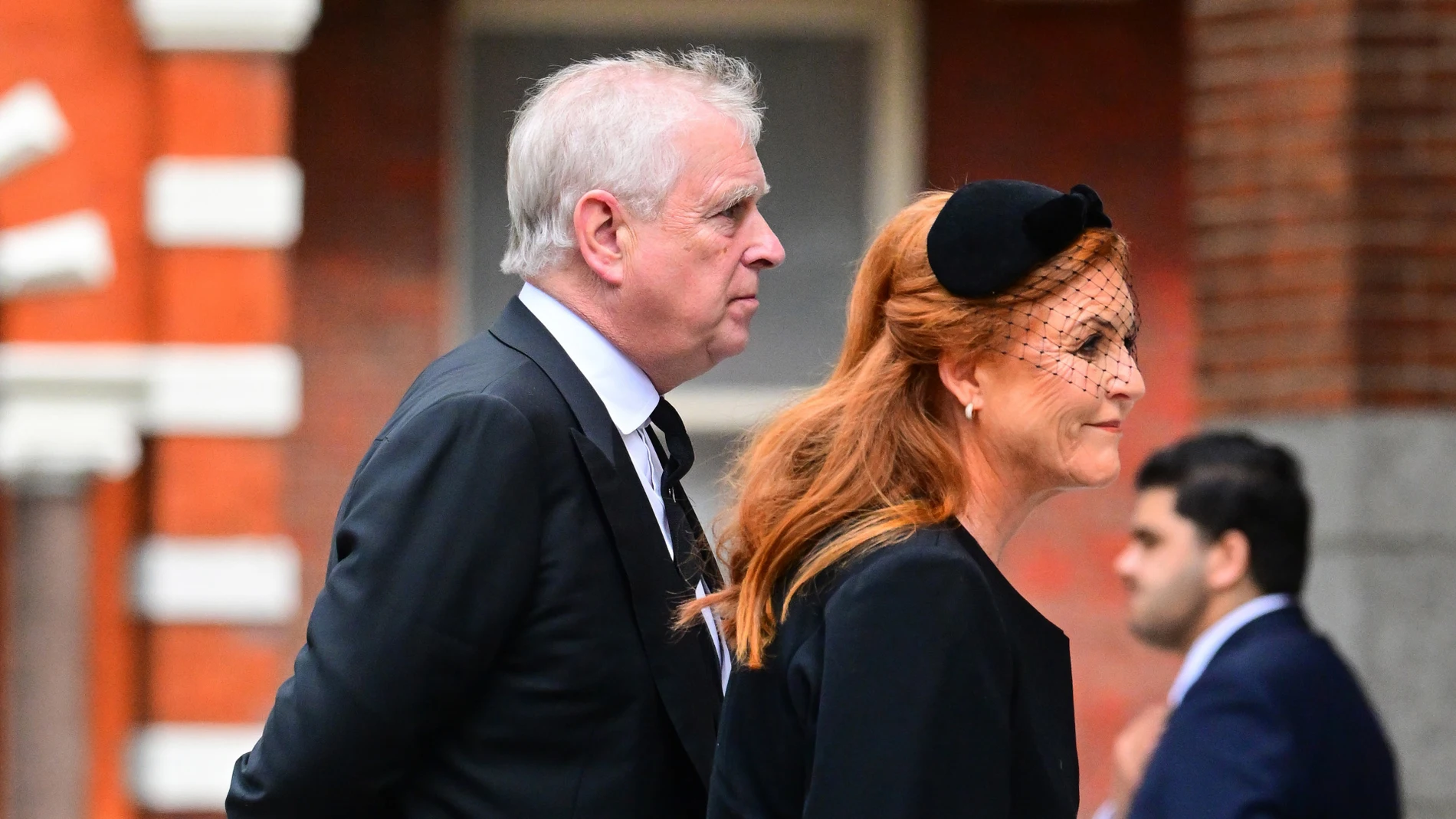 El príncipe Andrés y Sarah Ferguson en el funeral de la duquesa de Kent