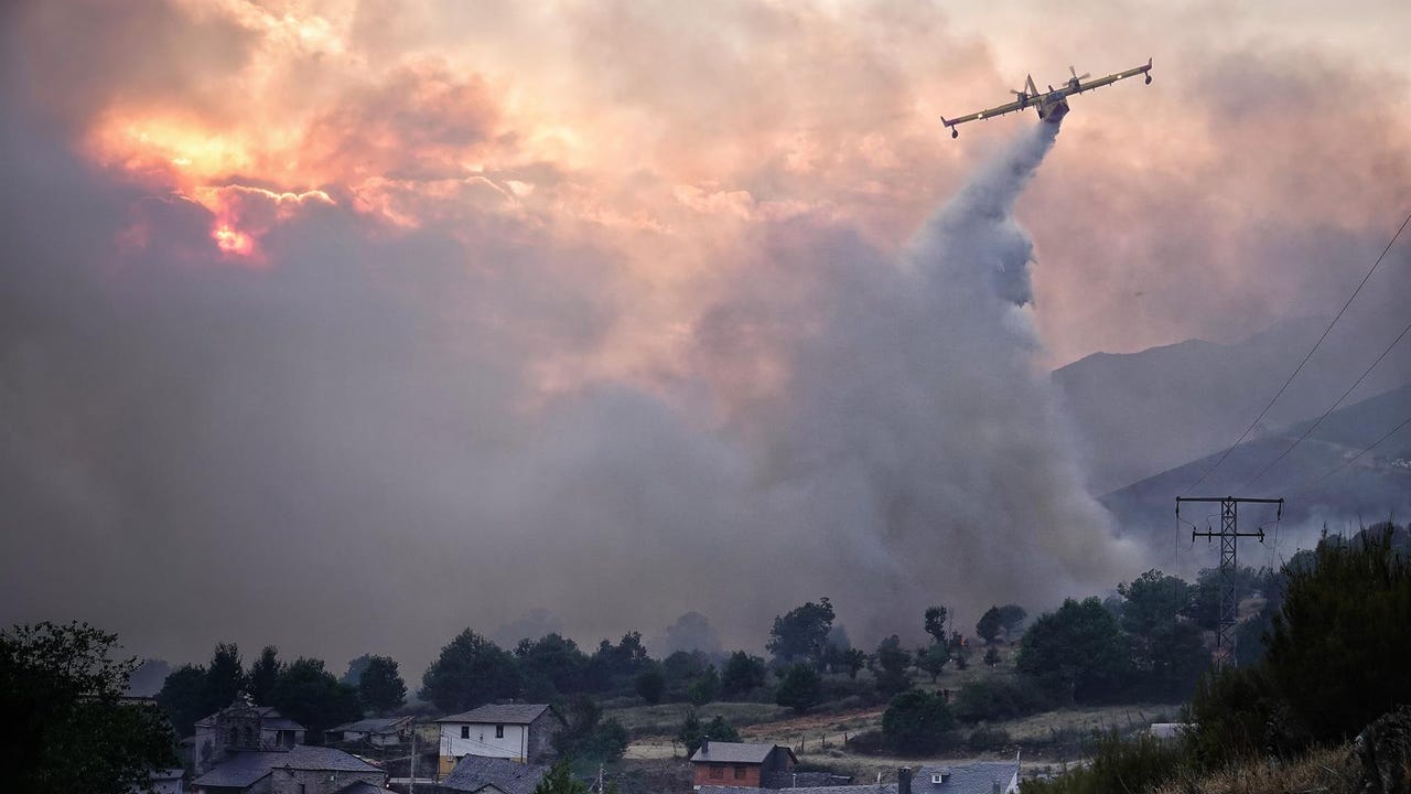 Realojados los vecinos de Tonín evacuados de sus casas por el incendio de Pendilla de Arbás (León)