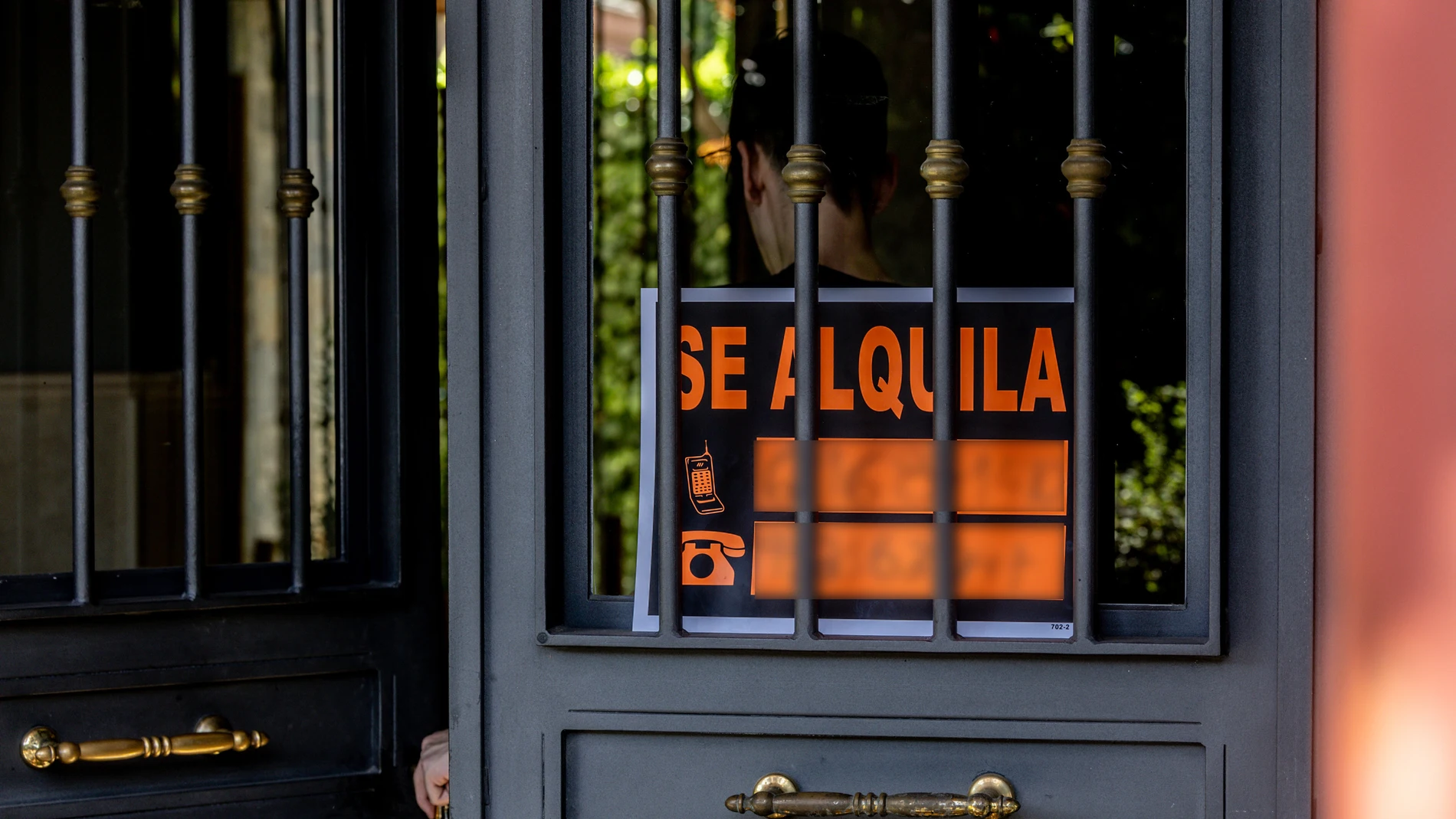 Un cartel que anuncia que se alquila una vivienda, a 16 de septiembre de 2025, en Madrid (España). El precio del alquiler subió un 8% en agosto en Madrid con respecto al mismo mes del año anterior y se sitúa en 21,64 euros por metro cuadrado, según los datos del Índice Inmobiliario del portal Fotocasa. 16 SEPTIEMBRE 2025;PIXELADA Ricardo Rubio / Europa Press 16/09/2025