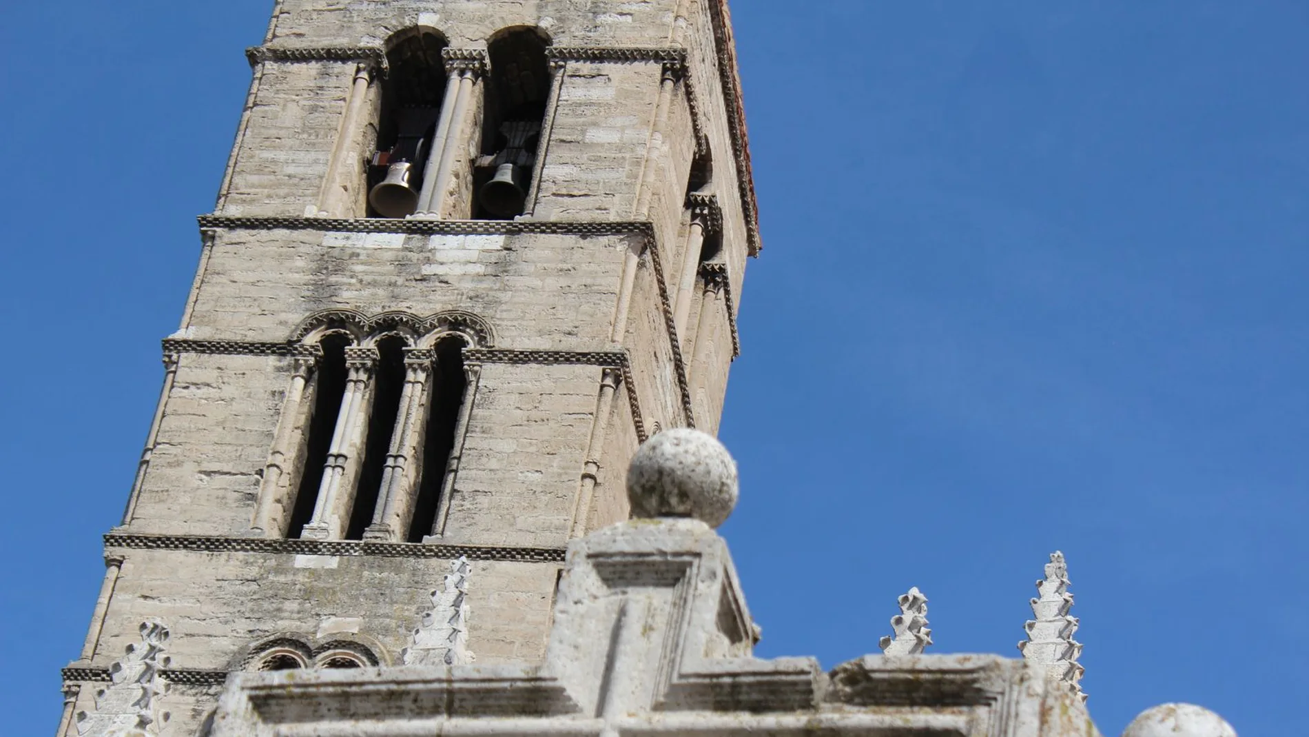 Torre de la iglesia de La Antigua de Valladolid donde se ha colocado la nueva campana de San Roque