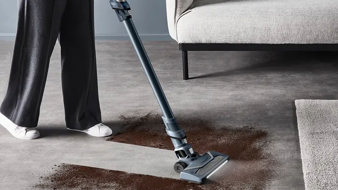 Esta aspiradora sin cables 2 en 1 cuesta menos de la mitad que una Dyson y no deja rastro de la suciedad